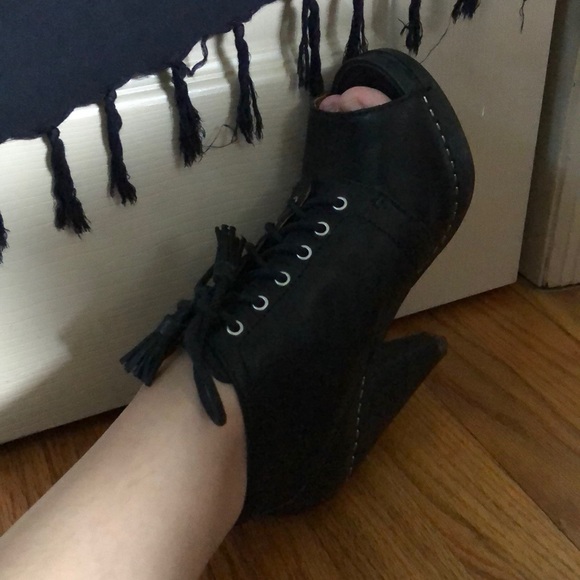 Heels - Picture 4 of 4